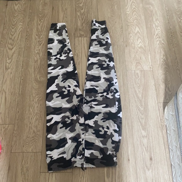 Jegging style camo print black and white medium pants - Picture 2 of 3
